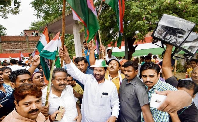 मेरी अघोषित संपत्ति बताएं लालू, मैं उन्हें लिखने को तैयार : पासवान