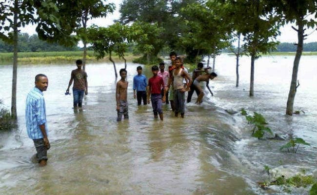 बाढ़ का कहर: पूर्वी और पूर्वोत्तर भारत में भयंकर हुए हालात, मोतिहारी में रेल पुल क्षतिग्रस्त