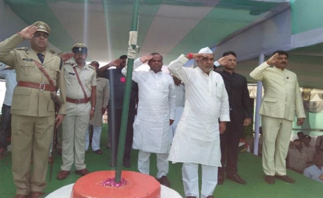 औरंगाबाद में प्रभारी मंत्री ब्रिजनंदन बिंद ने किया झंडोतोलन