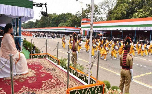 पश्चिम बंगाल: सीएम ममता बनर्जी ने रेड रोड पर आयोजित कार्यक्रम में राष्ट्रीय ध्वज फहराया