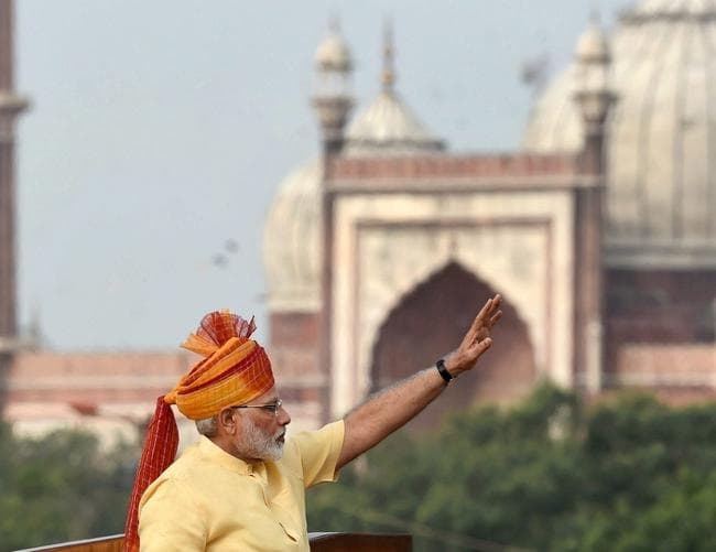 लाल किले से बोले पीएम मोदी- गोली या गाली से नहीं, गले लगाने से कश्मीर समस्या सुलझेगी