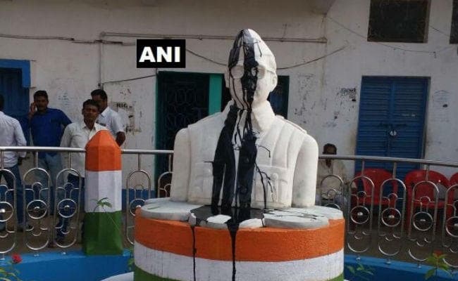 शरारती तत्वों ने नेताजी की प्रतिमा को किया क्षतिग्रस्त, पोती कालिख
