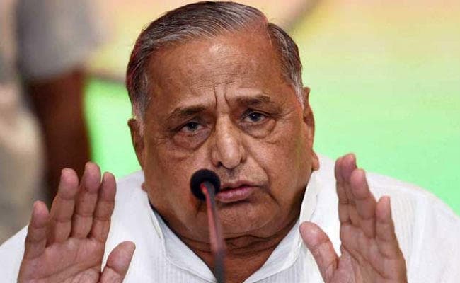 पाकिस्तान के साथ मिलकर चीन युद्ध की तैयारी में : मुलायम