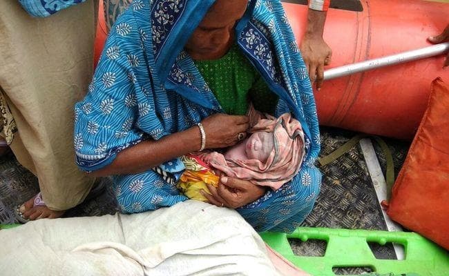 बिहार में बाढ़ : जल प्रलय के बीच हो रहा नयी जिंदगियों का सृजन, देवदूत बने एनडीआरएफ के जवान