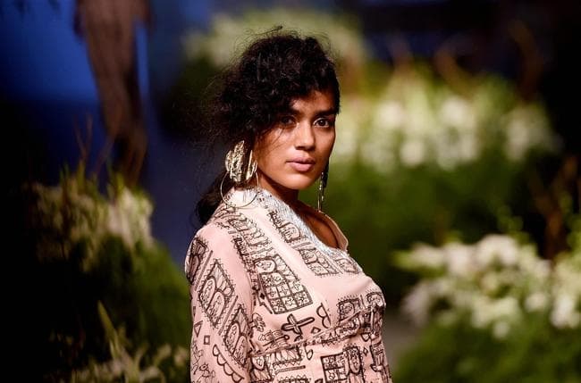 लक्मे फैशन वीक में सुंदर मॉडलों ने बिखेरा जलवा, देखें तस्वीरें