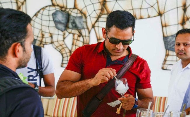 टीम में बने रहने के सवालों के बीच महेंद्र सिंह धौनी ने किया नेट प्रैक्टिस, बने आकर्षण का केंद्र