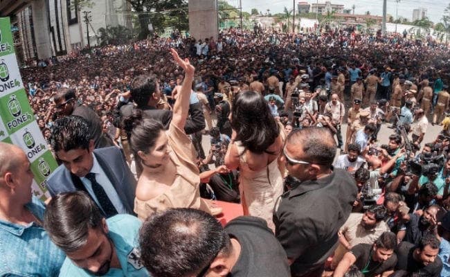 कोच्चि: सनी लियोनी को देखने के लिए बेकाबू हुई भीड़, तसवीरें देख हैरान हो जायेंगे आप