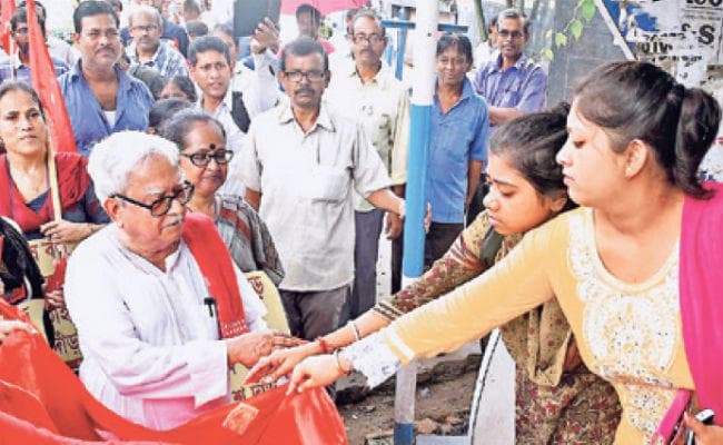 बालुरघाट थाने के सामने तृणमूल के तीन नेताओं को पीड़ितों ने पीटा