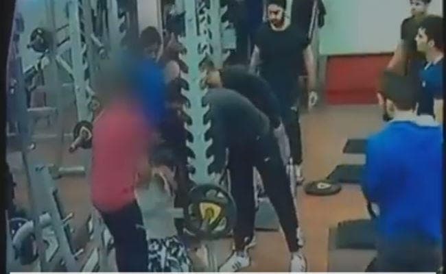 बदसलूकी की शिकायत की तो सरेआम लड़के ने लड़की को जड़ा थप्पड़, मारी लात