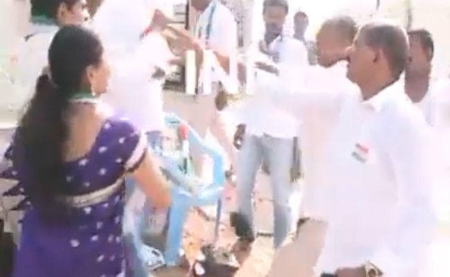 देखें, झंडोत्तोलन के बाद कैसे महिला नेता ने की एक अन्य नेता की पिटाई