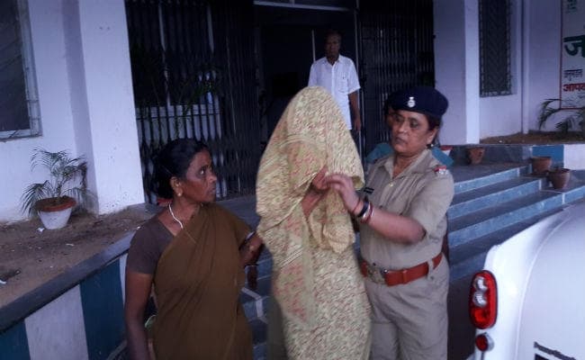 दुमका : बच्चों को कुंए में फेंक खुद ही काट ली थी चोटी, अपराध कबूला, गिरफ्तार