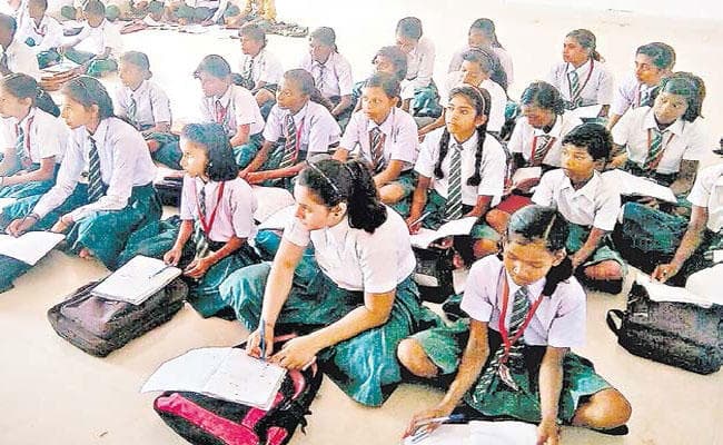 कोडरमा में प्रबंधन की लापरवाही, 52 बच्चों का भविष्य अधर में