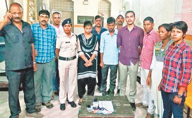 यात्री बन ट्रेनों में छिनताई करनेवाले रैकेट का भंडाफोड़, महिला समेत दो गिरफ्तार