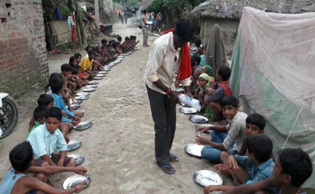 भोजपुरी सिने स्टार खेसारीलाल ने बाढ़ पीडि़तों के लिए लगाया राहत कैंप
