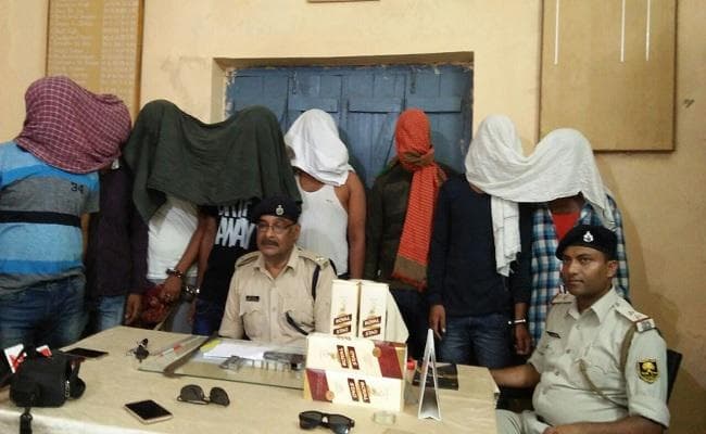 बिहार : औरंगाबाद में 8 अंतर्राज्यीय अपराधी गिरफ्तार, हथियार, वाहन और शराब जब्त