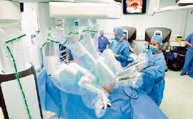 पेट की सर्जरी में इंसानों से बेहतर एसिस्टेंट होते हैं रोबोट : अध्ययन