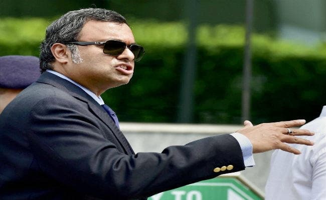 भ्रष्टाचार के एक मामले में पूछताछ के लिए सीबीआई के समक्ष पेश हुए कार्ती चिदंबरम