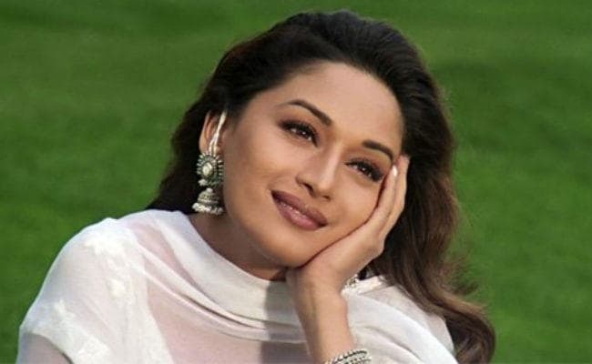 अब इस क्षेत्र में हाथ आजमाने जा रही हैं माधुरी दीक्षित, करेंगी ये काम