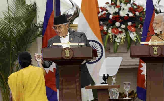 ...और सुषमा ने नेपाल के प्रधानमंत्री को पानी पिलाया
