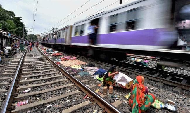 IN PICS : रेल की पटरियों के बीच दौड़ती जिंदगी