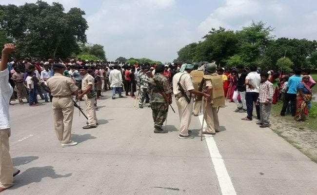 VIDEO : बिहार के गया में कथित नक्सलियों की गिरफ्तारी के विरोध में सड़क पर उतरे ग्रामीण