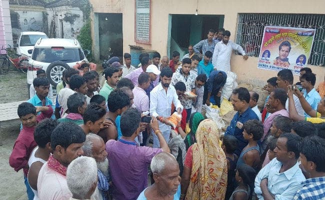 भोजपुरी एक्टर खेसारीलाल ने खोला एक और बाढ़ राहत कैंप, देखें तसवीरें