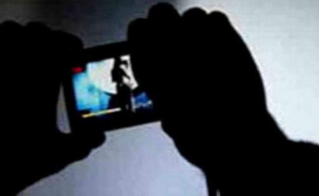 युवक ने नाबालिग छात्रा का बनाया अश्लील वीडियो
