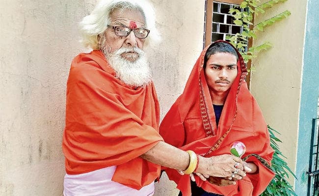 ईमानदारी की मिसाल : फोन कर लौटाये एक लाख 40 हजार रुपये