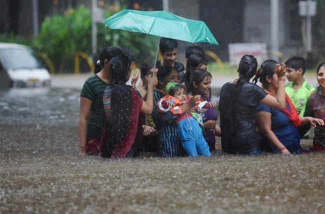 IN PICS: मुंबई की रफ्तार पर भारी बारिश के कारण लगा ब्रेक