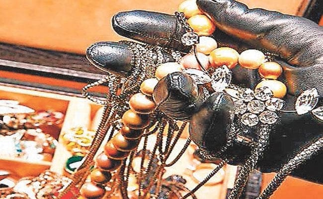 बस में बैग काटकर ले भागे चार लाख के गहने