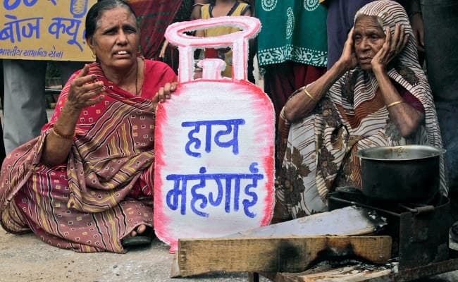 #CylinderShock : #LPG की कीमतों में अब तक का सबसे बड़ा इजाफा, 74 रुपये महंगी हुई रसोई गैस