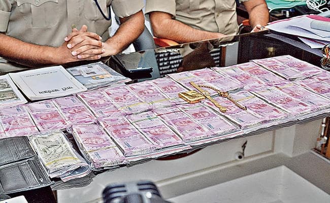 बिहार में इंजीनियर के फ्लैट से 15.5 लाख कैश, आधा किलो सोना और तीन किलो चांदी बरामद बिहार में इंजीनियर के फ्लैट से 15.5 लाख कैश, आधा किलो सोना और तीन किलो चांदी बरामद