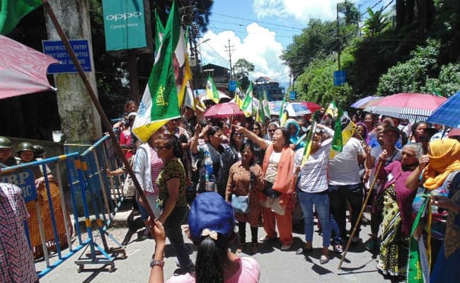 दार्जिलिंग : गुरुंग ने हड़ताल वापस लेने की घोषणा करने वाले बिनय तमांग को पार्टी से निकाला, घर के बाहर उग्र प्रदर्शन