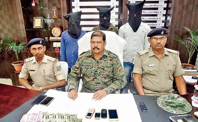 झारखंड : तीन उग्रवादी गिरफ्तार लेवी के 30 हजार बरामद