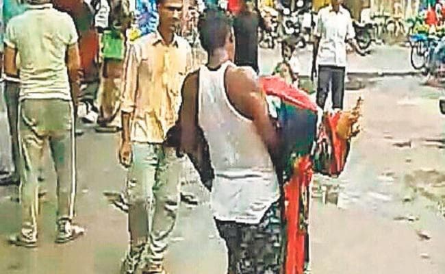 शर्मसार हुई मानवता : नहीं मिला स्ट्रेचर, गोद में उठा एंबुलेंस तक ले गया पत्नी का शव