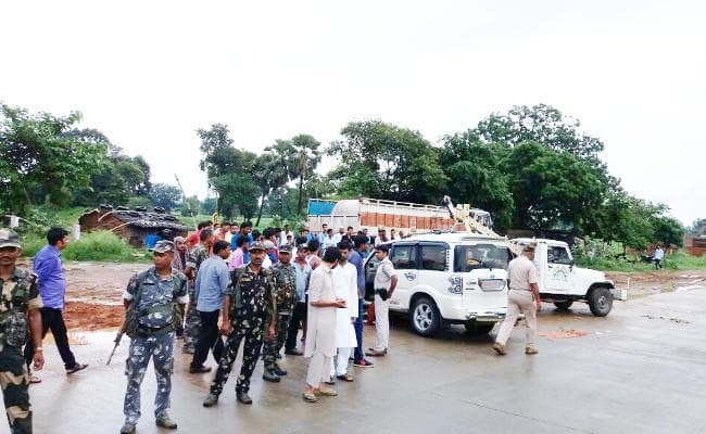 सड़क दुर्घटना में पूर्व खनन पदाधिकारी समेत दो की मौत, तीन घायल