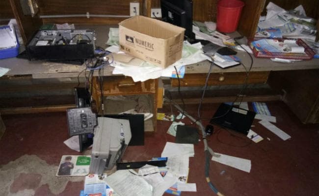 देवघर में यूनाइटेड बैंक में दो घंटे अपराधियों ने मचाया तांडव, 55 लाख लूटे, Photos