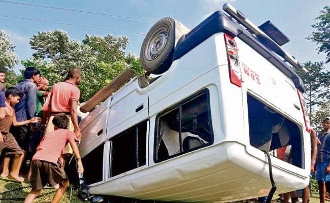 BIHAR : पशुओं के मिलने से बिगड़ा माहौल, मधेपुरा में एसडीएम की गाड़ी को नहर में पलटा