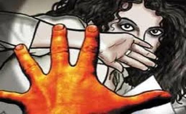 यूपी : पिता और पति के सामने बंदूक की नोक पर विवाहित से सामूहिक दुष्कर्म