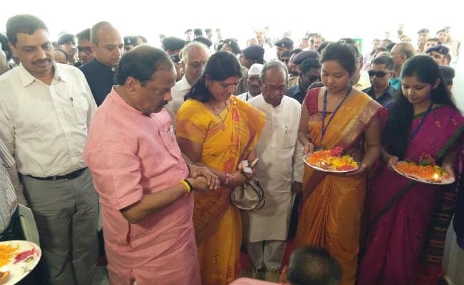 VIDEO : मुख्यमंत्री रघुवर दास पहुंचे सिंदरी, सेंटर ऑफ एक्सीलेंस व पॉलिटेक्निक का उदघाटन