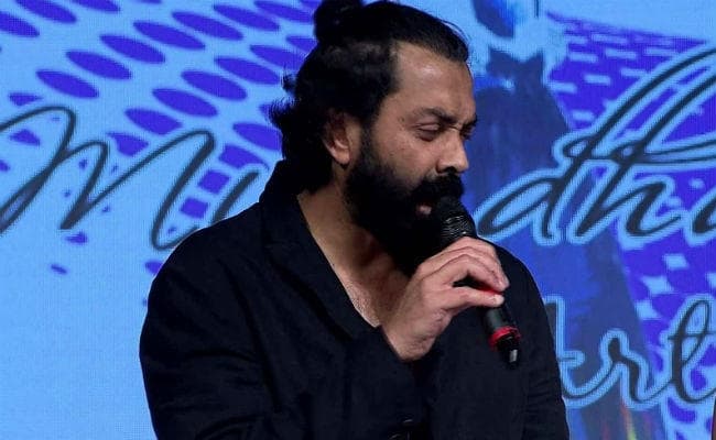 बचपन में अंग्रेजी में कमजोर थे बॉबी देओल, जब अंग्रेजी ठीक हुई तो हिंदी हो गई कमजोर