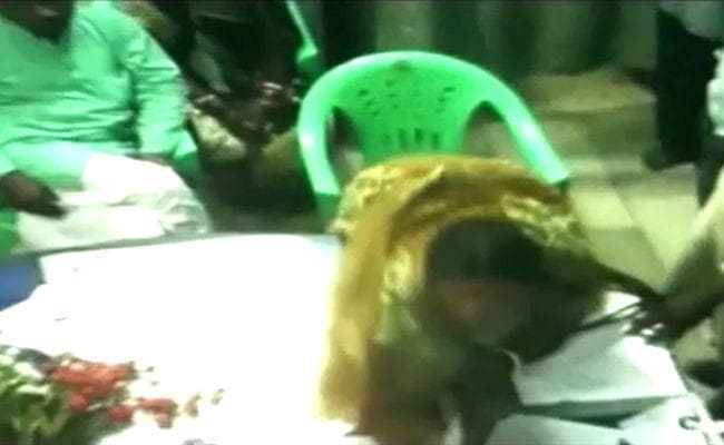 महिला प्रमुख की बीडीओ पर हमला करने की कोशिश CCTV में कैद, दोनों ने करायी प्राथमिकी, देखें वीडियो