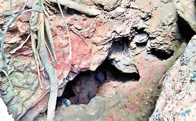 सुरंग खोद कर कर रहे हैं कोयले की चोरी, जान की परवाह नहीं