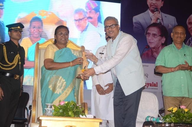 प्रभात खबर गुरु सम्मान समारोह 2017 में गुरु हुए सम्मानित, आप भी देखें आयोजन की कुछ खास तस्वीरें...