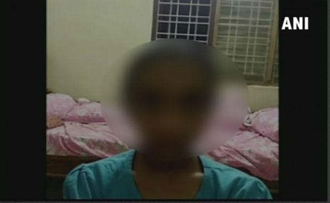 सही यूनिफॉर्म नहीं पहनने पर टीचर ने छात्रा को लड़कों के शौचालय में खड़ा किया