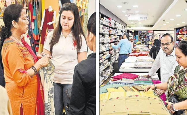 बाजार पर चढ़ा दुर्गोत्सव का रंग, शुरू हो गयी दुर्गा पूजा की खरीदारी