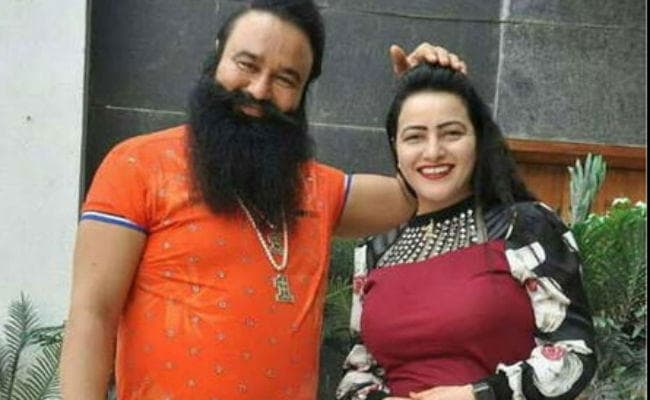 राम रहीम की हिरोइन हनीप्रीत का व्हाट्सएप नंबर वायरल, नेपाल सीमा से सटे थानों में चिपकाये गये पोस्टर राम रहीम की हिरोइन हनीप्रीत का व्हाट्सएप नंबर वायरल, नेपाल सीमा से सटे थानों में चिपकाये गये पोस्टर