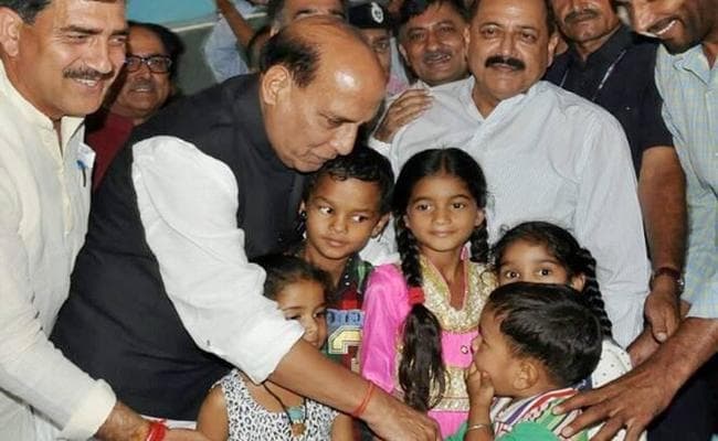 नौशेरा सेक्टर के निवासियों की राजनाथ सिंह से अजब मांग, खाना मिले या न मिले सभी घरों में बंकर जरूर बनवा दें