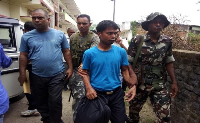 गढ़वाः बीडीओ 10 हजार रुपये रिश्वत लेते गिरफ्तार