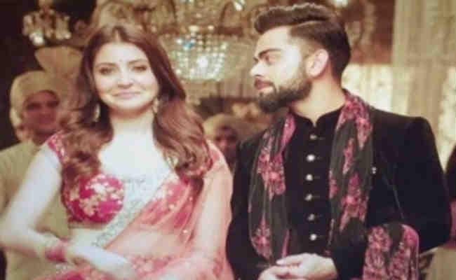 ...और गर्लफ्रेंड अनुष्का की खूबसूरती को निहारते रह गये विराट कोहली